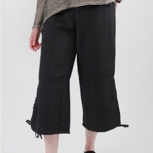 NWT Kozan London black cropped pants.